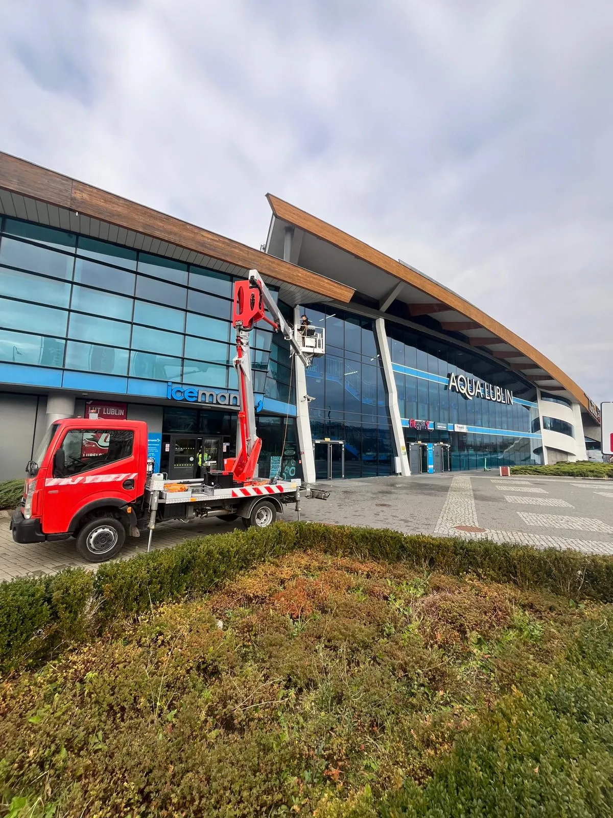 Wynajem podnośnika koszowego